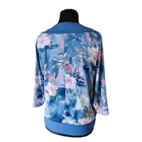 Niebieska bluzka kimono z marszczonym dekoltem - wzór w kwiaty